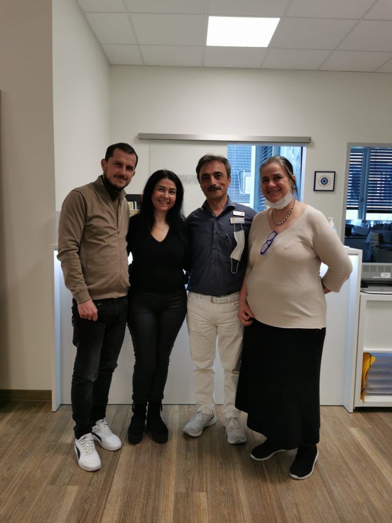 Foto di una sessione di formazione a Düsseldorf con il Dr. H. Şahinbaş (Presidente dell'Associazione Tedesca di Ipertermia), sua moglie Diana, M.Sc. Ing. Cristian Gologan e la Dr.ssa Veronica Iatan.