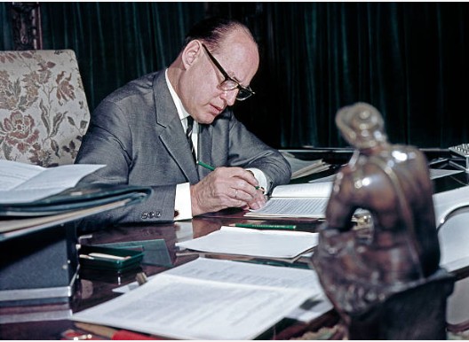Manfred von Ardenne working on his desk in the Research Institute Manfred von Ardenne in Dresden