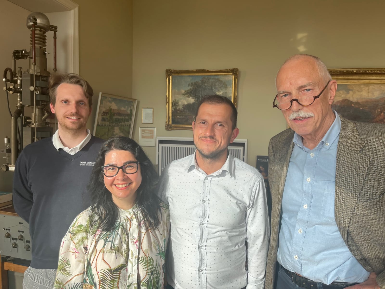 team von Ardenne - Dr Alexander Von Ardenne (figlio di Manfred von Ardenne) , Ph. D. Noah Molinski (Direttore R&S Istituto von Ardenne) , Dr Veronica Iatan, M.Sc. Cristian Gologán