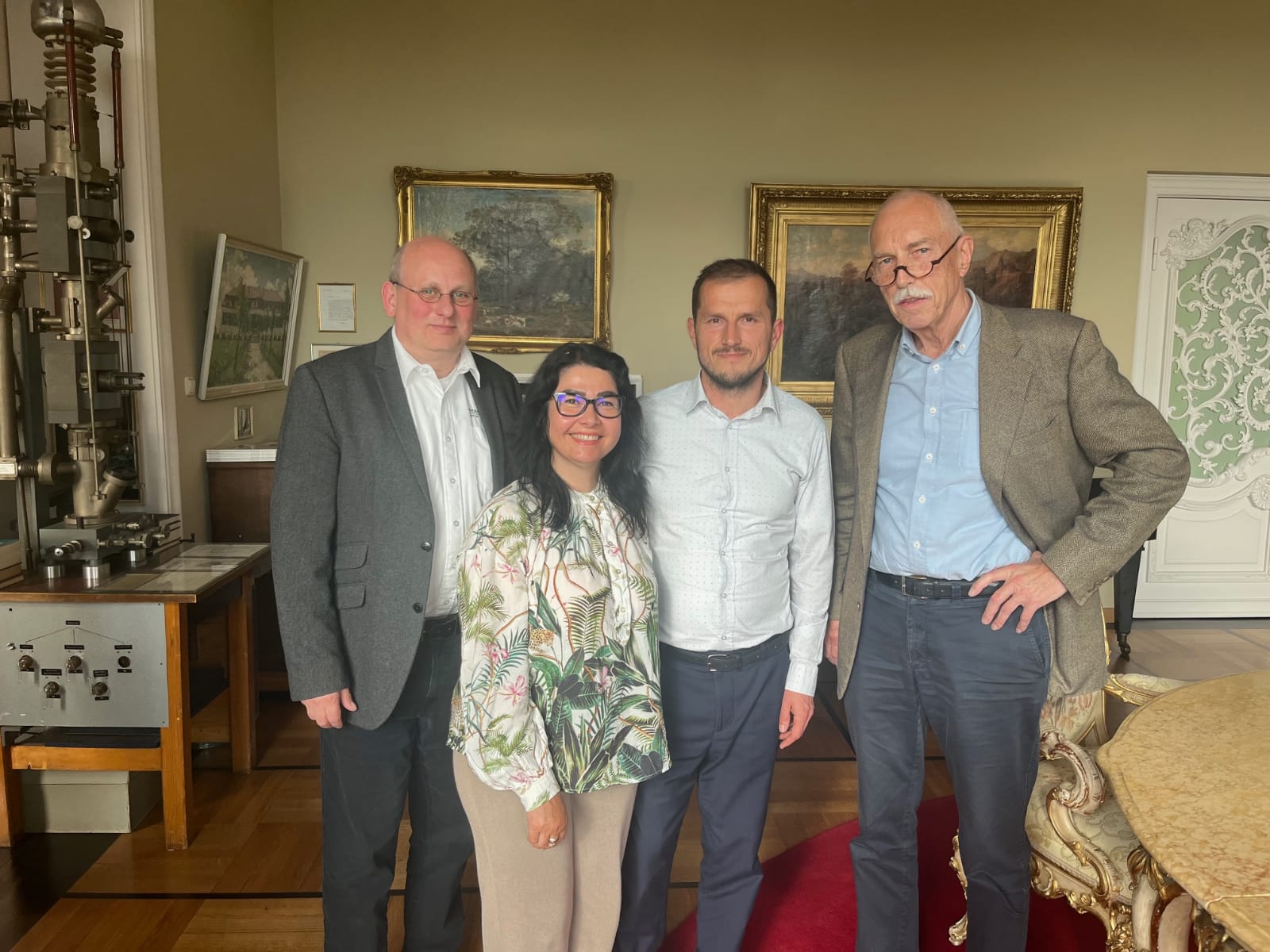 team von Ardenne - Dr Alexander Von Ardenne( figlio di Manfred von Ardenne) ing. Andrej Wolf (CEO dell'Istituto Ardenne), Dr Veronica Iatan, M.Sc. Cristian Gologán