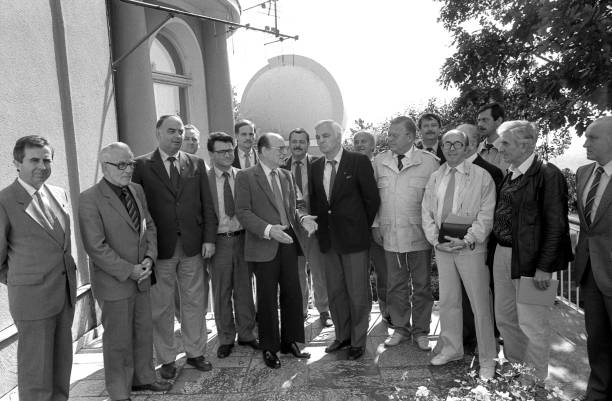 Manfred von Ardenne, Direktor des gleichnamigen Forschungsinstitutes, empfängt Gäste auf der Terrasse der Institutsvilla im Dresdner Stadtteil Weißer Hirsch, Zeppelinstr. 7, aufgenommen in den 80er Jahren. Das Ardenne-Institut war die 1955 gegründete, einzige private Forschungseinrichtung und einer der größten privatwirtschaftlichen Arbeitgeber in der DDR. Schwerpunkt des eng mit seinem Gründer verwobenen Institutes lagen in der physikalisch-technologischen Forschung und in der Medizin (z.B. die Entwicklung der lebensrettenden Herz-Lungen-Maschine). Seit den 60er Jahren rückte die Krebsbekämpfung zunehmend in den Mittelpunkt der Forschung. (Photo by Ulrich Haessler)